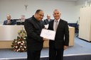 Pastor Rubisnei da Silveira recebe diploma entregue pelo ver. Rogério Carrilo