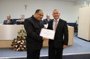 Pastor Rubisnei da Silveira recebe diploma entregue pelo ver. Rogério Carrilo