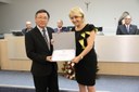 Ver. Regina Cioffi entrega diploma ao Pastor Yoshinori Kamei