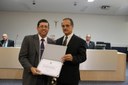 Pastor Rodrigo Roberto Moreira recebe diploma entregue pelo ver. Jonei Eiras