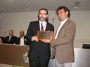 Ver. Rogério Andrade entrega placa comemorativa ao Sr. Gilson dos Reis, presidente do SINPRO/MG
