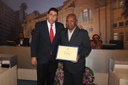 Ver. Flávio Henrique Faria homenageia o Sr. João José Ramos(dir.)
