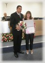 Vereador Flávio H. Faria e sua homenageada Sra Maura Aparecida Piza de Oliveira