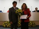 Vereador Joaquim Alves e a homenageada Leandra Fregonezi Miguel

