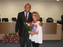 Prefeito Municipal entrega flores à Sra Vera Lúcia D'Arcadia homenageando todas as mulheres