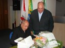 Prof. Ramiro Canedo autografa o Livro para o Ver. Álvaro Cagnani
