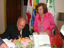 Prof. Ramiro Canedo autografa o Livro para a Sra Nair M. de Melo, servidora aposentada

