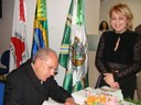 Prof. Ramiro Canedo autografa o Livro para Ver. Regina CIoffi
