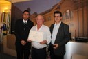 Ver. Flávio Faria, Sr. Ataíde Paulo de Araújo, ex-funcionário homenageado e Sr. João Deom Pereira