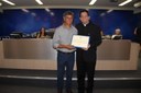 Ver Joaquim Alves entrega um diploma ao Pe. Francisco Carlos Pereira ? Pároco da Basílica Nossa Senhora da Saúde