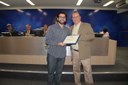 Ver. Gustavo Bonafé entrega diploma ao ex-prefeito Luiz Antônio Batista