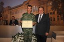 Ten. Cel. Alexandre J. da Silva recebe um diploma do Ver. Antônio C. Pereira
