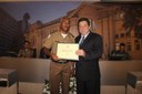 Major Joelmar L. de Andrade recebe um diploma do Ver. José Mª S. Vieira

