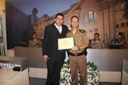 Ver. Flávio H. Faria entrega diploma ao 1º Ten. Ernane da Silva Pereira
