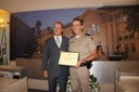 Ver. Jonei Leandro Eiras entrega um diploma ao 2º Ten. Samuel Ferreira Mendes
