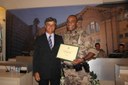 Ver. Joaquim S. Alves entrega um diploma ao Subten. José Raimundo Junior
