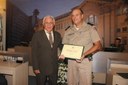 Ver. Luis Carlos Pena e Silva entrega diploma ao Subten. Álvaro Menezes de Oliveira
