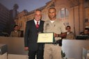 Ver. Paulo Eustáquio de Souza entrega diploma ao 2º Sgto Luiz Fernando Firmino

