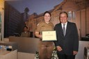 3º Sgto Juliana C. Ribeiro Mathes recebe diploma do Ver. Antônio Carlos Pereira
