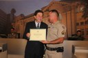 Ver. José Mª Siqueira Vieira entrega diploma ao 3º Sgto Renato Aparecido do Prado
