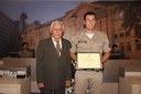 Ver. Luis Carlos Pena e Silva entrega diploma ao 3º Sgto Erivelton Aparecido Germano
