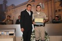 Ver. Flávio Henrique Faria entrega diploma ao Sd Maycon Borges Correa
