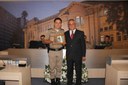 Cel. Frederico A. Lima recebe do Ver. Paulo Eustáquio uma placa comemorativa destinada ao 29º Batalhão da PM
