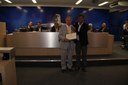 Sr. Edgar Lourenço de Lima(à esq.) recebe a homenagem pelo ver. Joaquim S. Alves.
