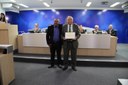 Ver. Mauro Ivan de Oliveira(à esq.) entrega a homenagem so Sr. Flávio Henrique Granato.
