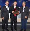 Pr Rodrigo Roberto Moreira(centro), pres. do CONPAS, recebe a placa comemorativa entregue pelos vereadores Marcelo Heitor(à esq) e Antonio C. Pereira.
