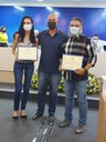 Ver. Wellington Alber Guimarães entrega diplomas aos fisioterapeutas, Camila Zucato(UNIMED) e João Carlos Naldoni Júnior(Hospital Santa Lúcia).  