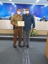 Ver. Wilson Rodrigues da Silva entrega diploma de agradecimento ao Sgt Rafael, pela apresentação da Banda de Música da 18ª Região da Polícia Militar.
