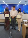 Ver. Kleber Gonçalves da Silva entrega diplomas às enfermeiras, Maria Valéria Baptista(Hospital Santa Casa) e Tallita Sagiorato Chiminazzo(Hospital Santa Lúcia)(à esq).