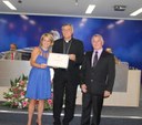 Dom José Lanza Neto recebe um diploma entregue pelo Ver. Rogério Carrilo
