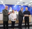 Ver. Paulo Tadeu S. D'Arcádia, Sra Irene M. Correa, Ver. Antônio C. Pereira e Pe Valdenísio Goulart que recebe a placa comemorativa.
