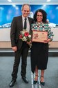 Ver. Claudiney homenageou a Sra Elizabete de Cássia da Costa, vice-presidente da Coopersul-Reciclagem.  