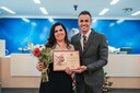 Ver. Douglas Eduardo de Souza homenageou a Sra Gislene Elisa de Araújo, pedagoga.