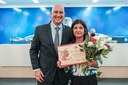 Ver. Wellington Guimarães homenageou a Sra Juliana de Fátima S. Prado, auxiliar de serviços gerais no CAIC.