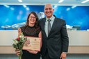 Ver. Wellington Guimarães entrega homenagem à Sra Deborah Brianezzi, Secretária-Adjunta de Educação, indicada pelo Ver. Kleber Silva. 