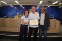 Ver. Paulo Eustáquio de Souza entrega diploma ao Sr. Carlos Antônio Ronquini
