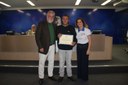 Ver. Paulo Tadeu S.D'Arcádia entrega diploma ao Sr. Kaeks Otávio Noronha