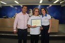 Ver. Pedro Magalhães entrega diploma à Sra. Ophélia Borges Santos
