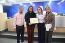 Ver. Pedro Magalhâes e Ver. Maria Cecília Opípari entregam diploma à Sra. Sabrina Dias da Silva Martins