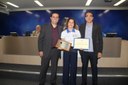 Sra Ana Paula Tranche, recebe diploma e uma placa comemorativa entregue pelos vereadores Marcelo Heitor e Lucas Arruda, proponentes da homenagem