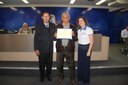 Ver. Carlos Roberto O. Costa entrega diploma ao pai do Sr Geovano Nogueira da Silva, ex-pres. da ADEFIP, já falecido