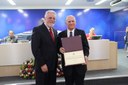 Ver. Paulo Tadeu entrega diploma ao Dr. Antônio Sérvulo do Santos, desembargador aposentado e ex-diretor do fórum local