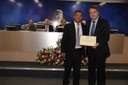 (à esq) Ver. Pedro Magalhães entrega um diploma ao Dr. Luiz Gustavo Pereira Morás, presidente da 25ª subseção da OAB/MG