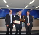 (à esq) Ver Lucas Arruda, proponente da homenagem e Ver.Antônio C. Pereira entregam placa e diploma ao Dr. Benjamin de Paiva Posso, pres. da UNIMED