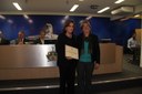 Dra Tãnia Maran Magalhães, diretora de controle da UNIMED recebe diploma entregue pela Ver. Mª Cecília Opípari