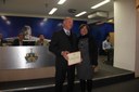 Dr. José Antônio Corigliano, diretor de integração da UNIMED recebe diploma entregue pela Ver. Ligia Podestá